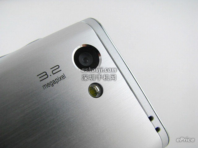 可玩 facebook 的时尚手机∶Sony Ericsson T715