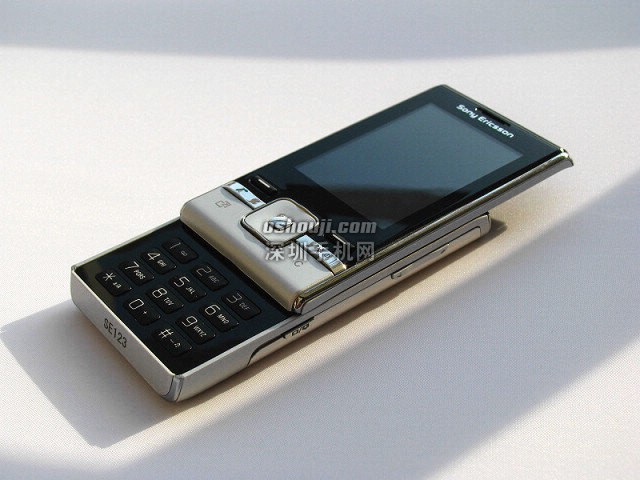 可玩 facebook 的时尚手机∶Sony Ericsson T715