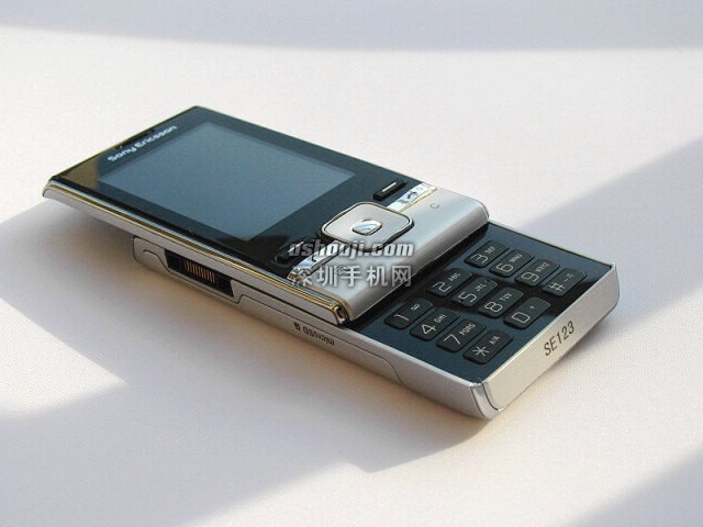 可玩 facebook 的时尚手机∶Sony Ericsson T715