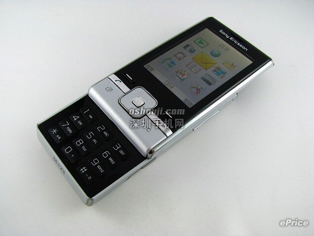 可玩 facebook 的时尚手机∶Sony Ericsson T715