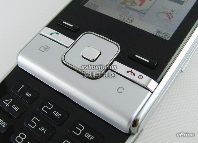 可玩 facebook 的时尚手机∶Sony Ericsson T715