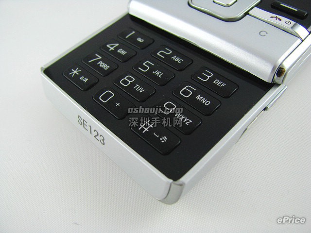 可玩 facebook 的时尚手机∶Sony Ericsson T715