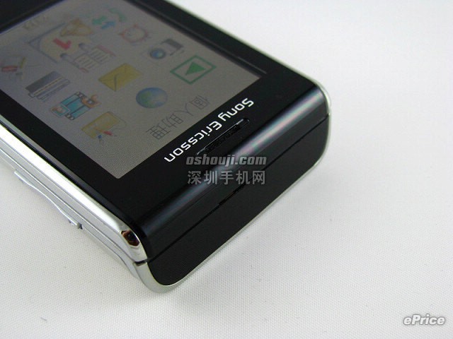 可玩 facebook 的时尚手机∶Sony Ericsson T715