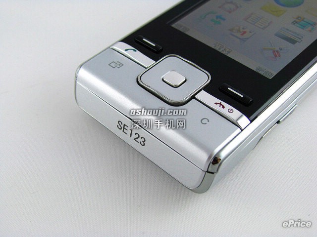 可玩 facebook 的时尚手机∶Sony Ericsson T715