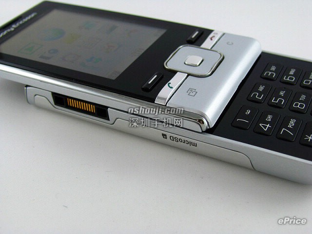 可玩 facebook 的时尚手机∶Sony Ericsson T715