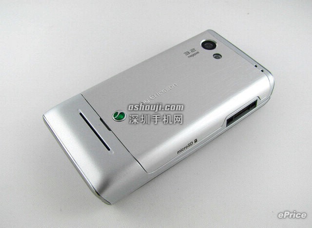 可玩 facebook 的时尚手机∶Sony Ericsson T715