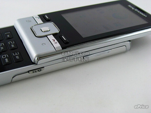 可玩 facebook 的时尚手机∶Sony Ericsson T715