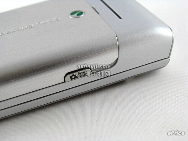 可玩 facebook 的时尚手机∶Sony Ericsson T715