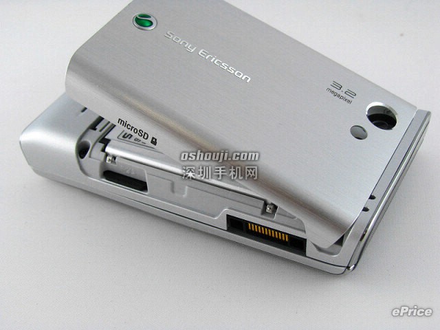 可玩 facebook 的时尚手机∶Sony Ericsson T715